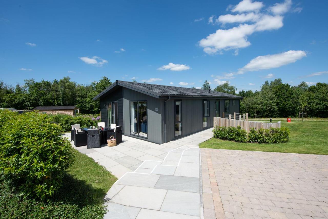 Buttercup Lodge, 33 Roadford Lake Lodges Lifton Exterior photo